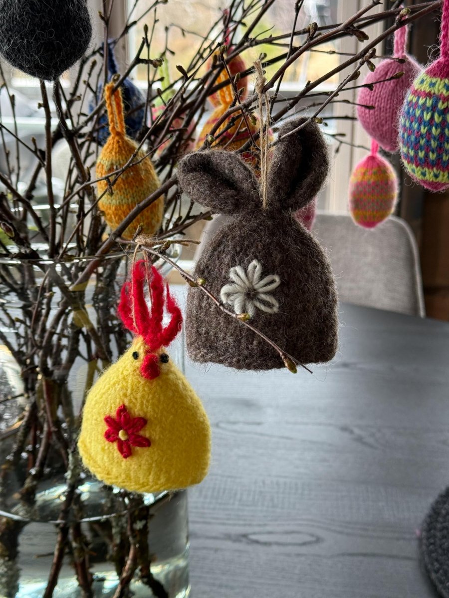 Strikkeoppskrift på hare eggvarmer og serviettring - Image 8