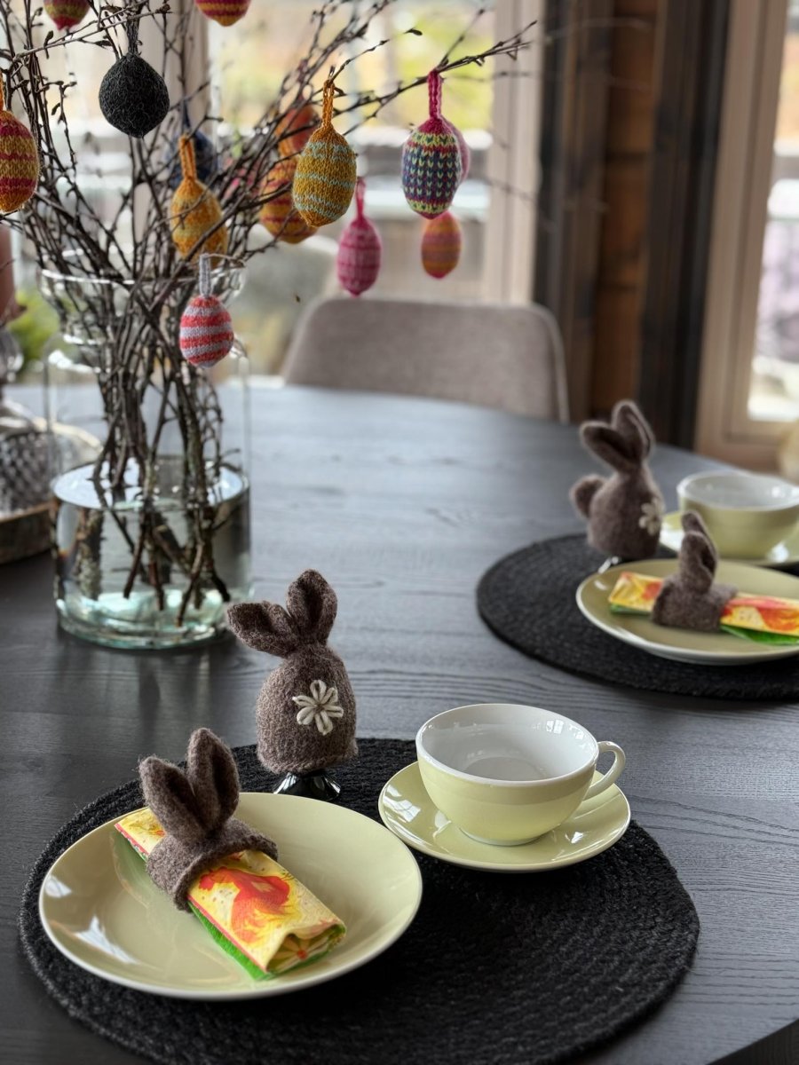 Strikkeoppskrift på hare eggvarmer og serviettring - Image 3