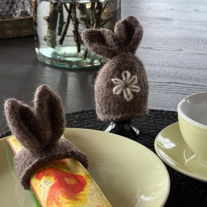 Strikkeoppskrift på hare eggvarmer og serviettring